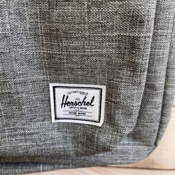 NEW WITH TAGS HERSCHEL CLASSIC BACKPACK IN RAVEN CROSSHATCH - Picture 4 of 8